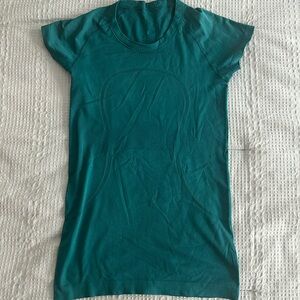 Swiftly tech short sleeve shirt hip length EUC